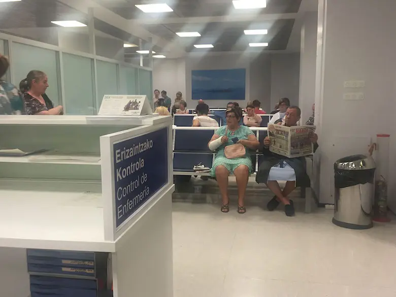 Momento de la sala de espera de pacientes en el Hospital de Cruces