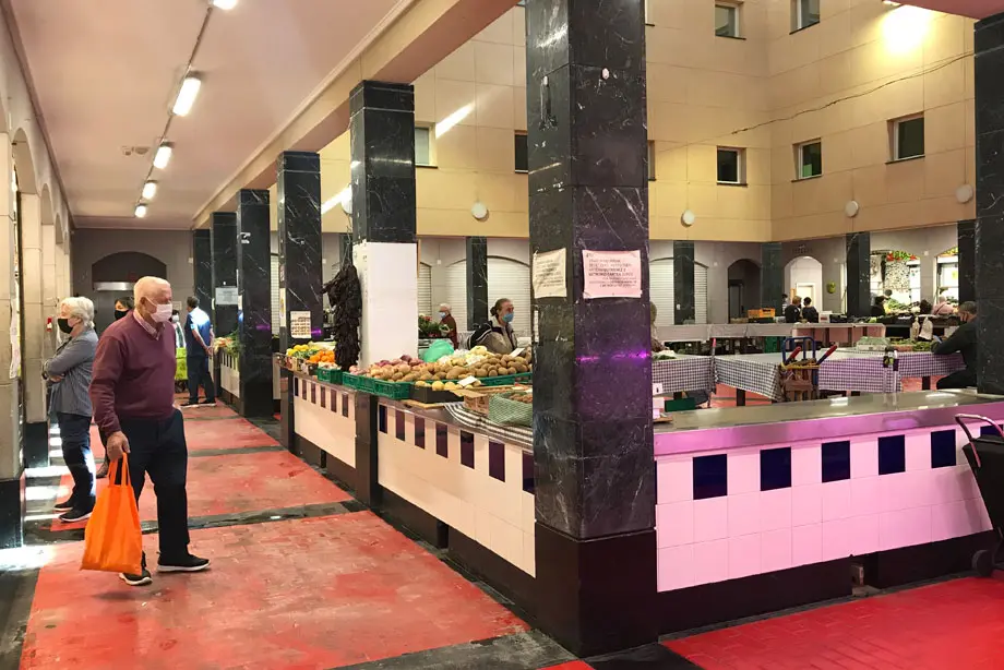 Interior del mercado de abastos de Bermeo día de Azoka