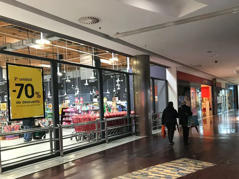 Ubicación de una de las tiendas en un centro comercial y la presencia e imagen de la tienda vista desde fuera
