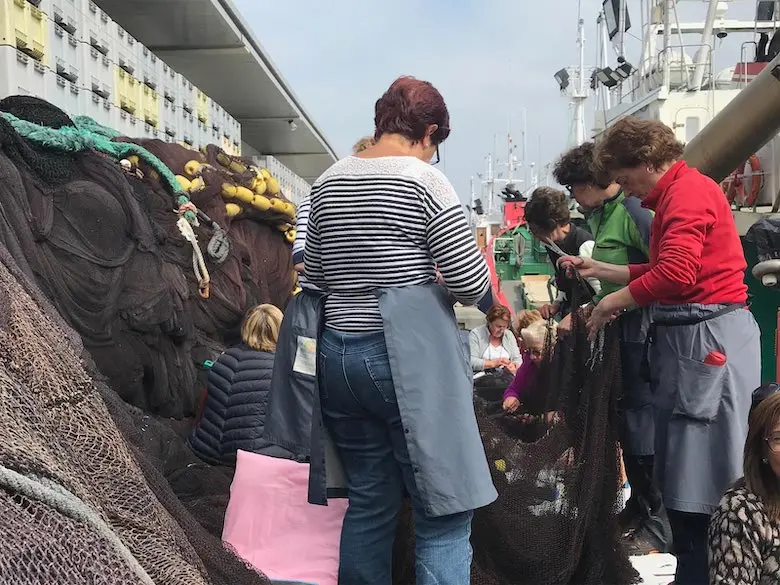 Rederas trabajando en el puerto de Getaria