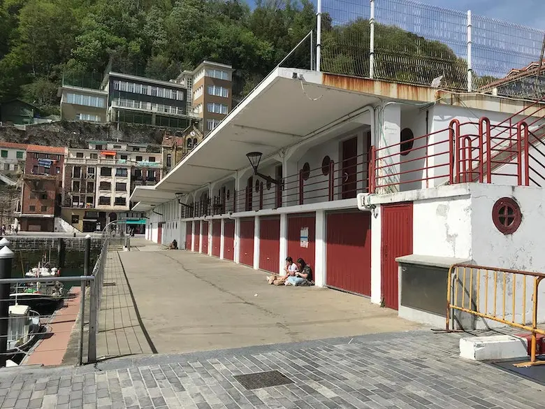 Vista trasera del edifico de Kofradia en el puerto de Donosti