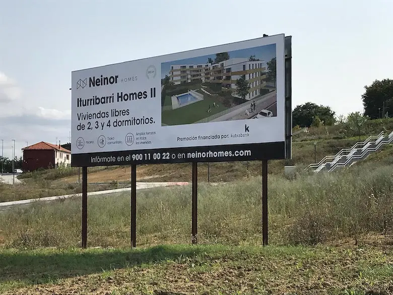 Valla publicitaria de una promoción de Neinor Homes