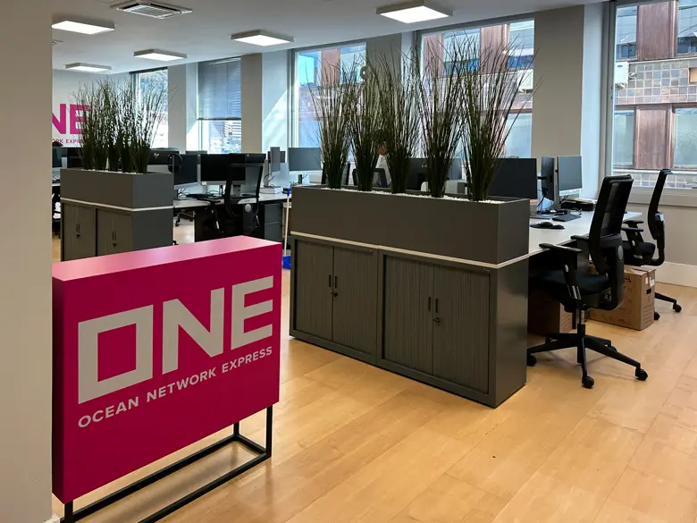 mostrador de recepción y zona de trabajo del equipo de ONE