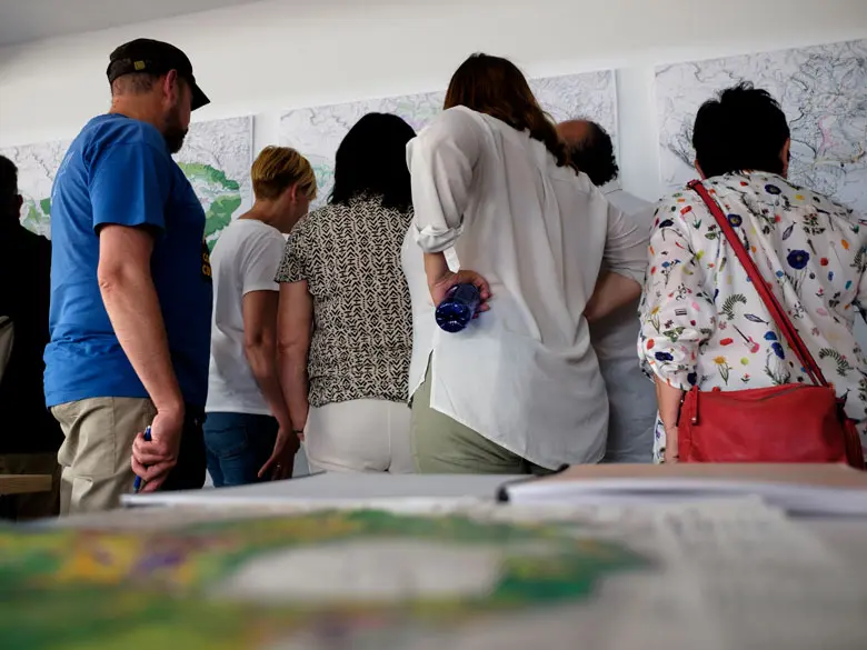 Participantes contrastando la información gráfica en una de las sesiones ciudadanas presenciales